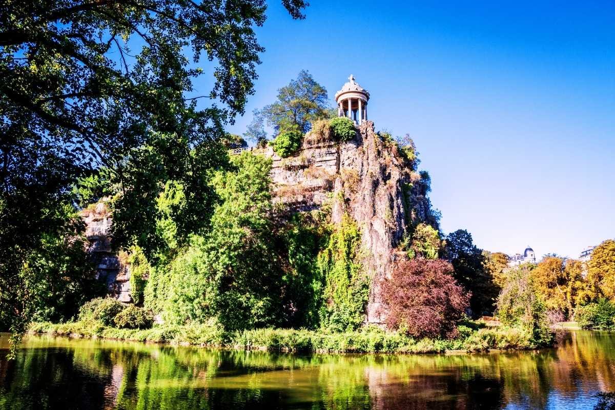 Buttes Chaumont park lake and cliffs - Paris 7 Days Itinerary