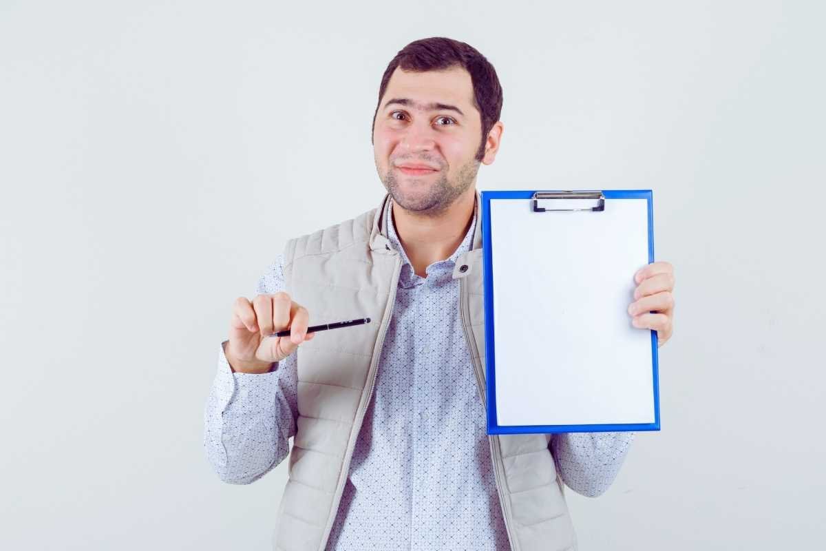 Common tourist scams in Paris 2026 petition ring bracelet cup trick