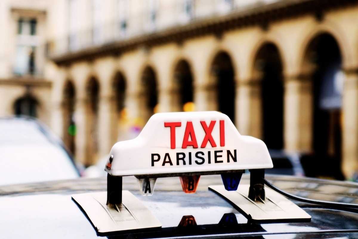 Taxi Parisien fixed fare sign at airport