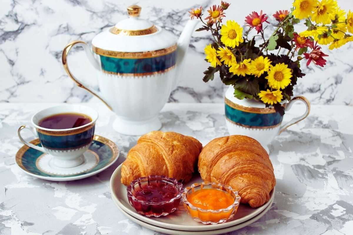 Paris food and meal prices 2026 bakeries breakfast lunch dinner cost guide