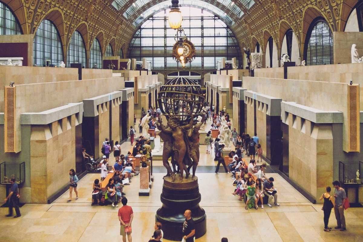 evening cultural experience with travelers arriving early, staying warm, and avoiding winter queues