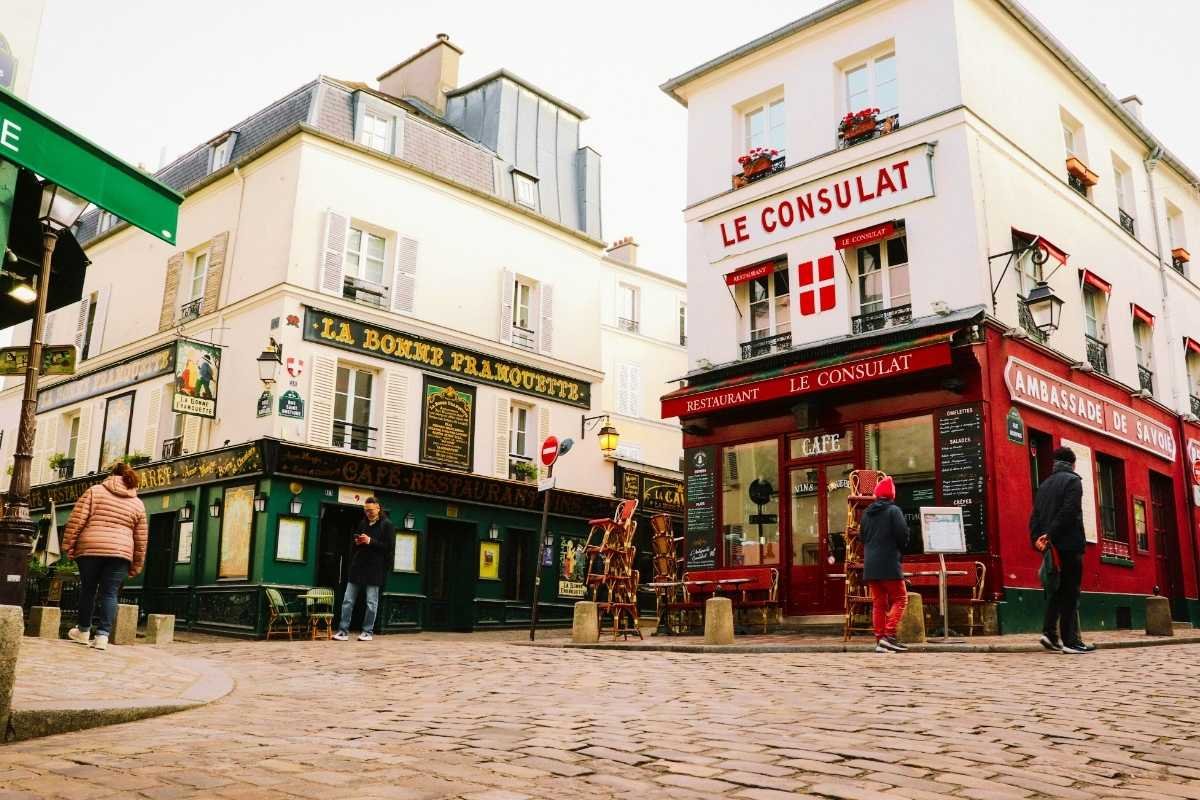 Street cafés and buildings in Le Marais
