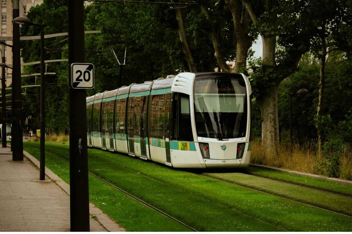 One of Paris’s modern trams connecting the outer districts along the T3 line.