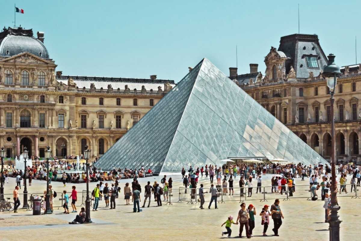 Louvre museum tickets 2026 skip the line entrance and people waiting outside the museum