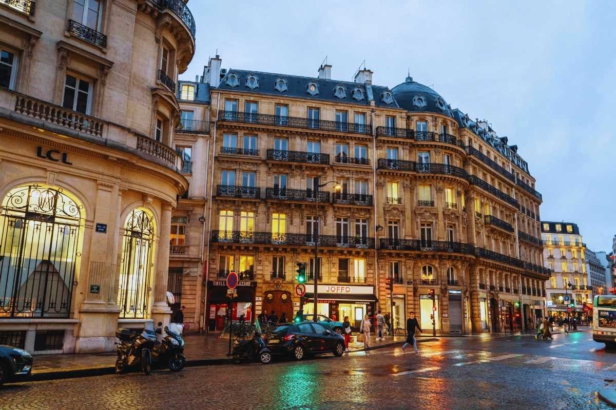 Is Paris worth visiting in winter: quiet Paris street with soft winter light, showing slower rhythm and fewer crowds