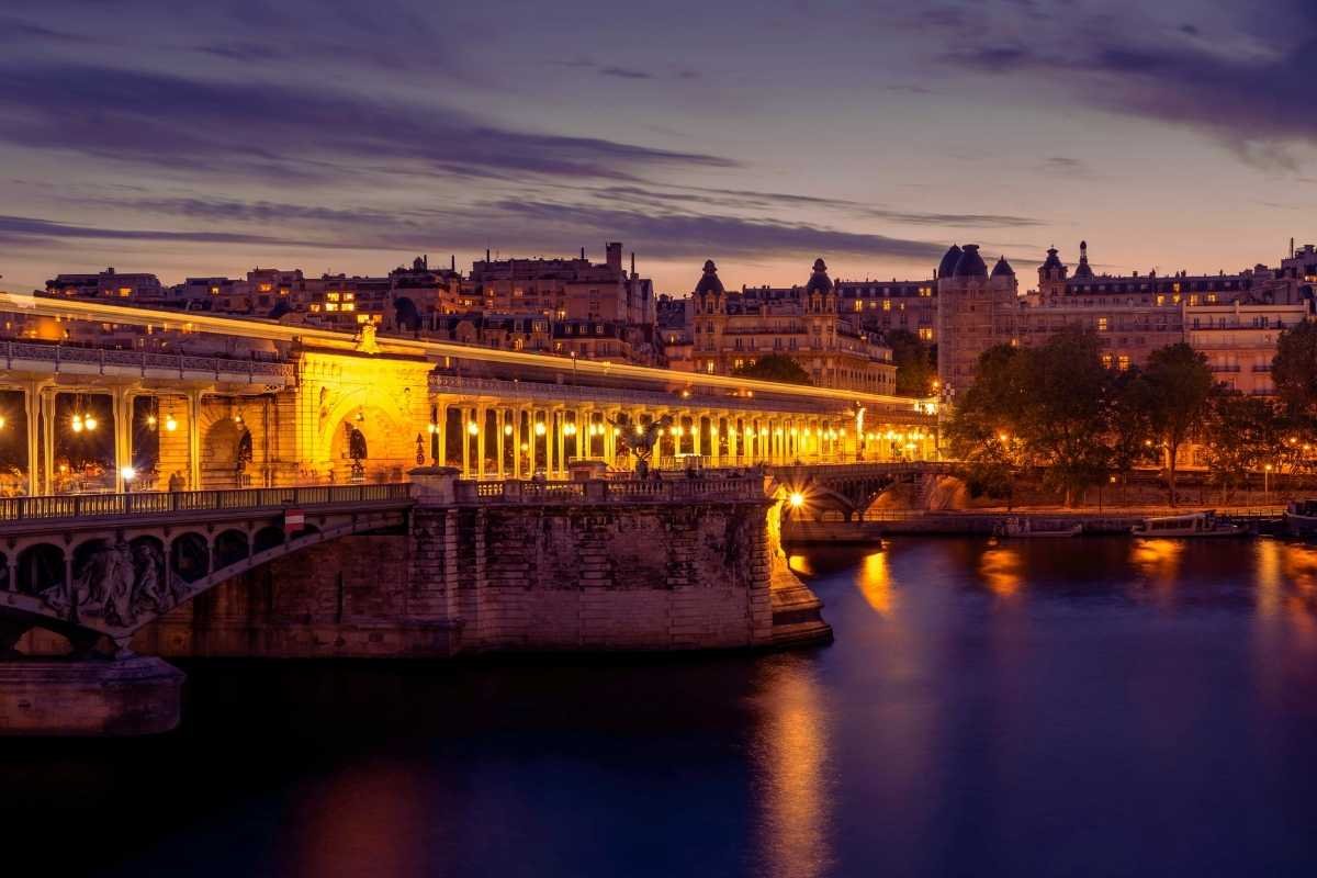 Bir Hakeim bridge Eiffel Tower reflection night
