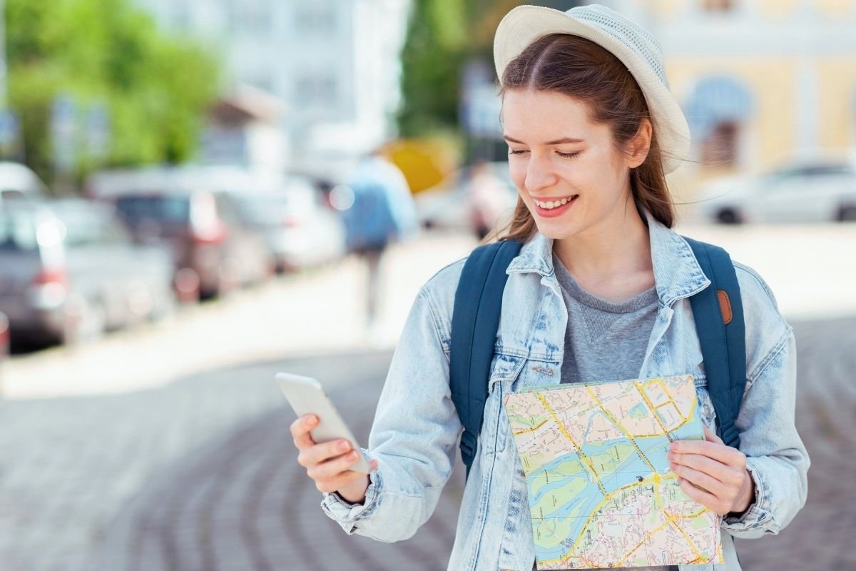 Can you visit Paris without speaking French: tourist planning a simple daily route with a map and saved notes, illustrating how structure reduces language stress