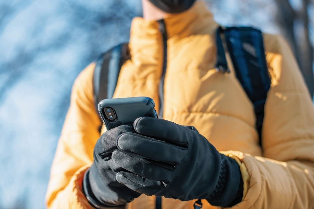 Paris packing list (2026) for winter essentials: waterproof walking shoes, layered clothing, compact day bag, gloves, scarf