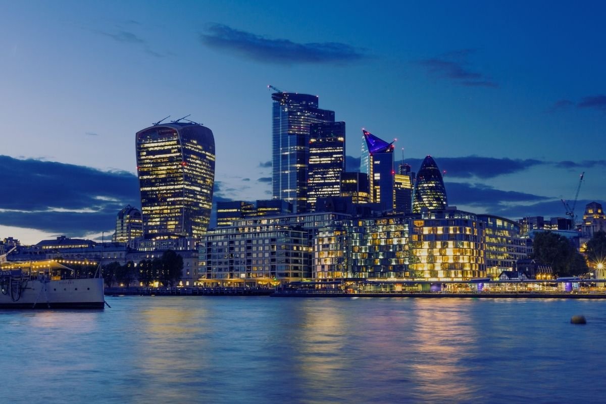 Evening London skyline over the river—ending with a simple corridor walk keeps the itinerary from breaking late in the day.

