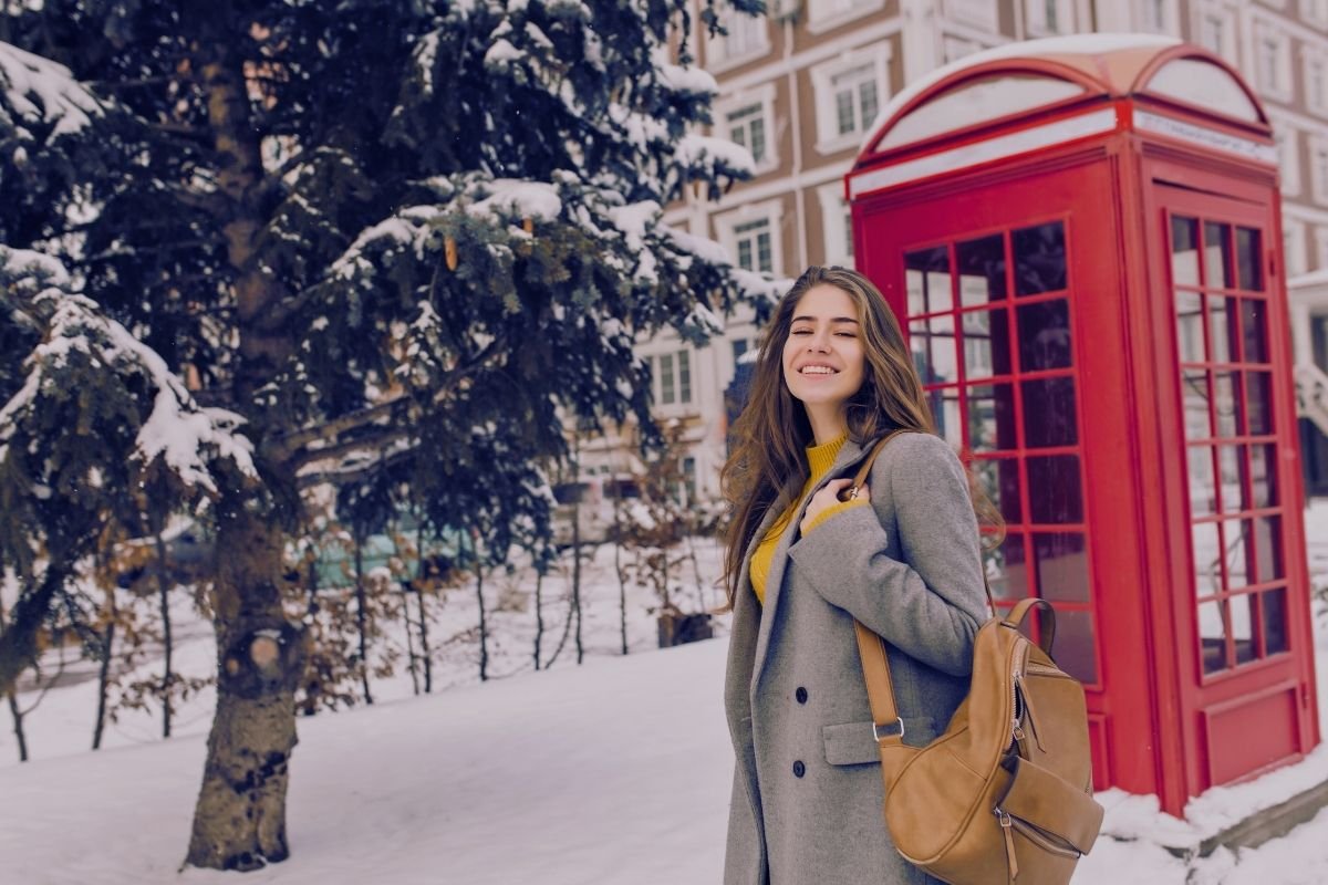 London in winter with short daylight—short-day months reward earlier starts and tighter walking clusters.