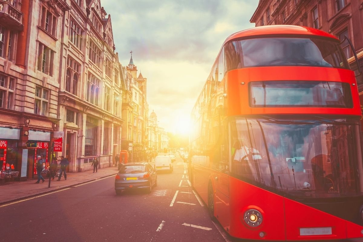 Best Time to Visit London 2026: London street in late afternoon light—short daylight in November changes pacing, walking plans, and how crowded indoor attractions feel.