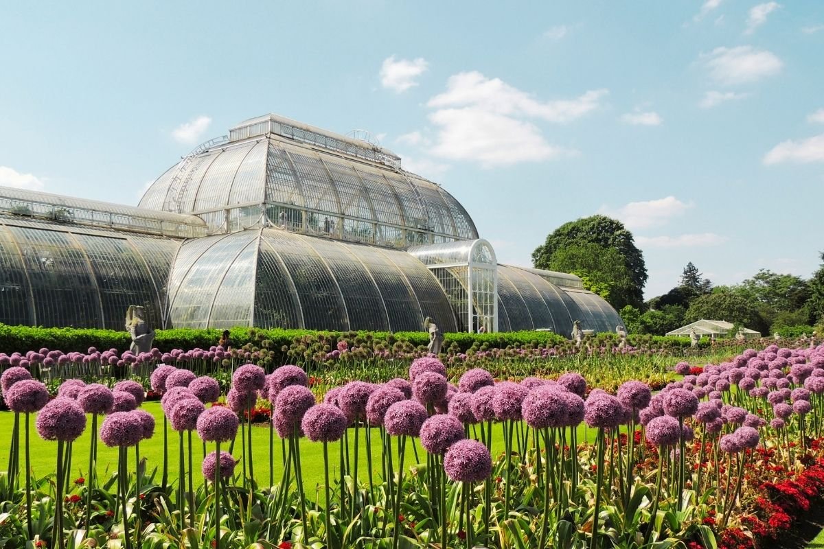 Kew Gardens Palm House and lake view — a calm, iconic first stop for visitors 
