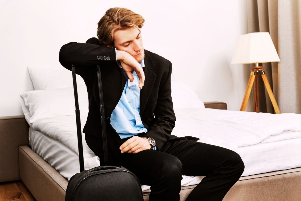 No-car hotel red flags checklist for Orlando showing shuttle ambiguity, fake central location, forced rideshare starts, and lack of walkable reset loops