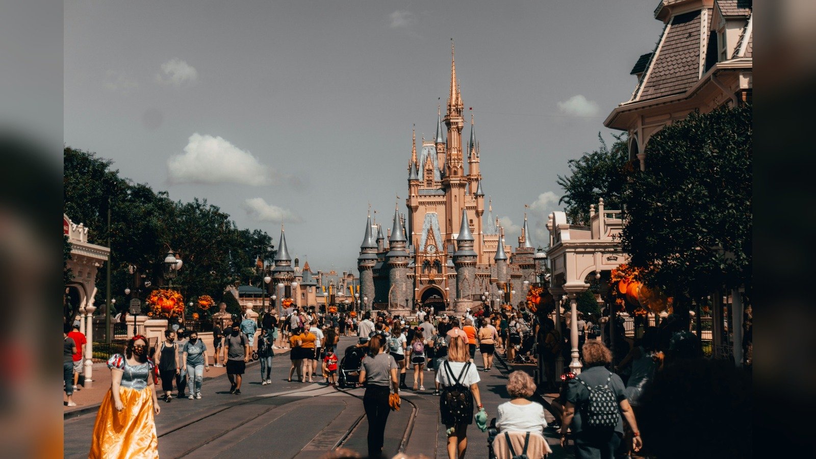 Crowded Disney park street showing Orlando travel fatigue and planning mistakes during a 3 day itinerary