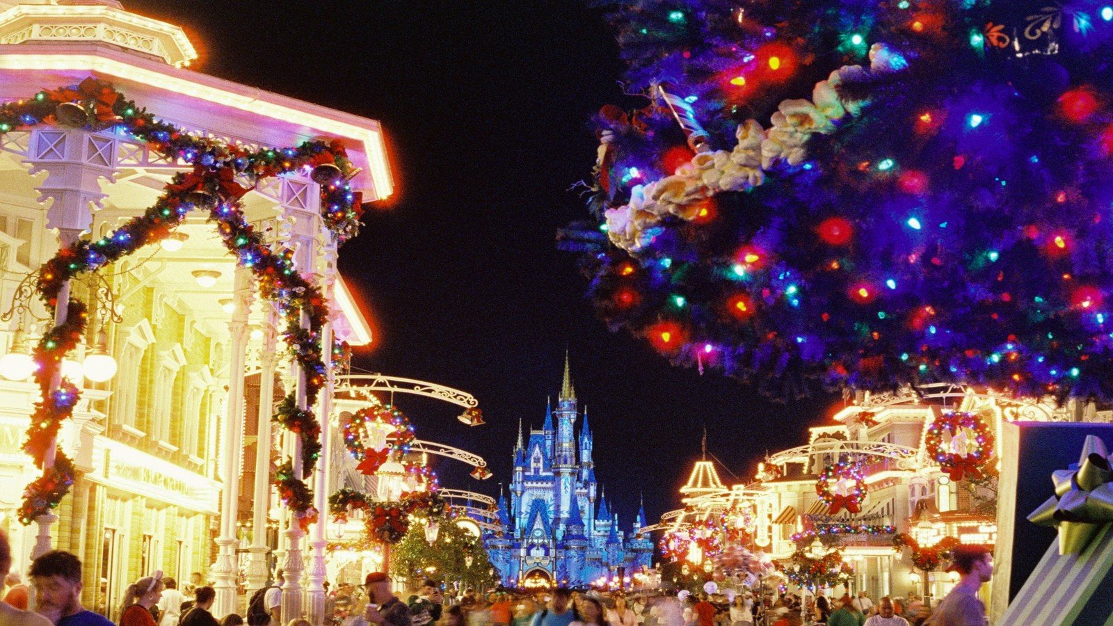 Best time to visit Orlando 2026 Christmas crowds and peak prices