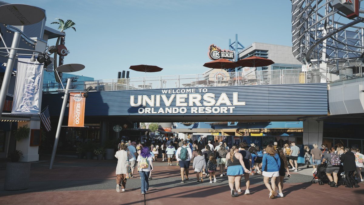 Crowded Universal Orlando entrance showing common 4 day trip planning mistakes