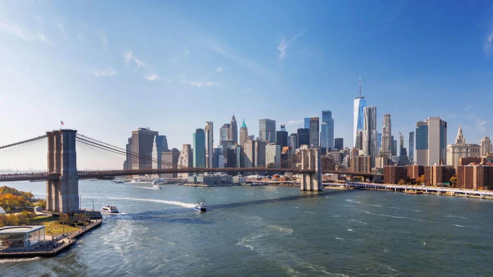 Brooklyn Bridge with the Manhattan skyline in New York City