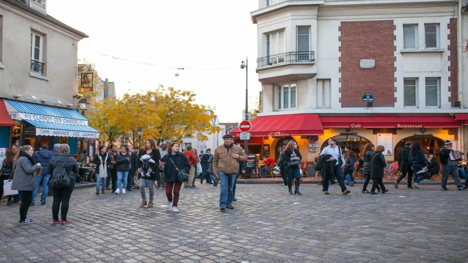 People walking near cafés and restaurants in Paris while planning where to eat during a sightseeing day