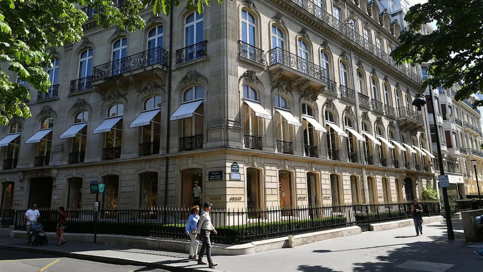 Luxury shopping in Paris on Avenue Montaigne