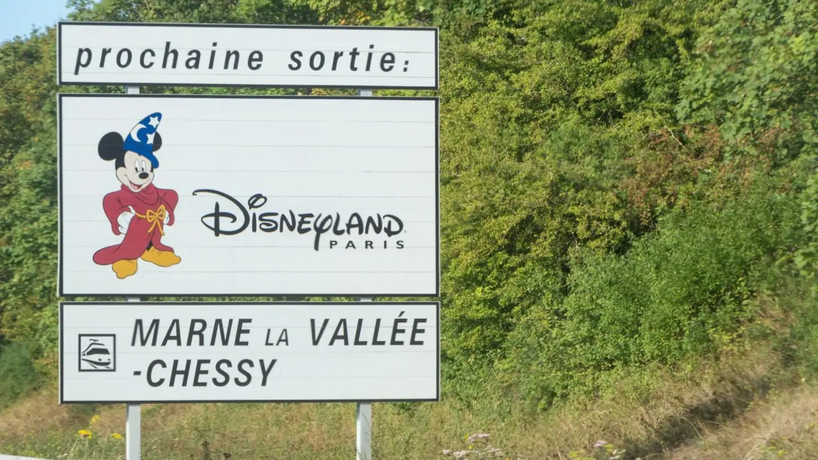 Road sign pointing toward Marne-la-Vallée–Chessy