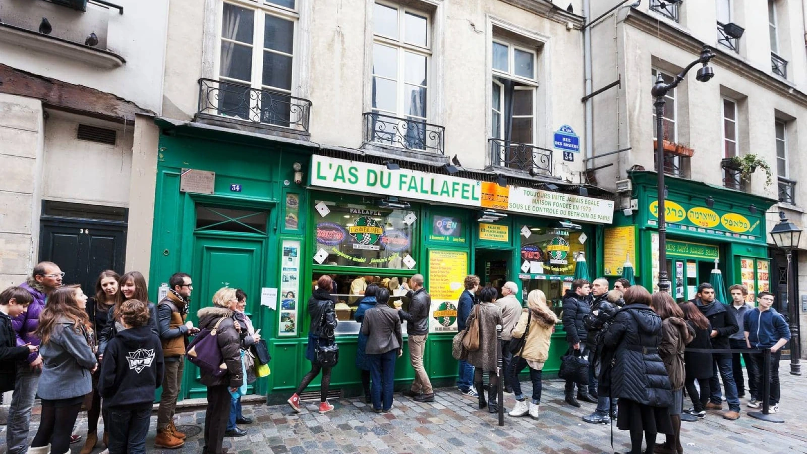 Visitors queuing outside L’As du Fallafel on Rue des Rosiers