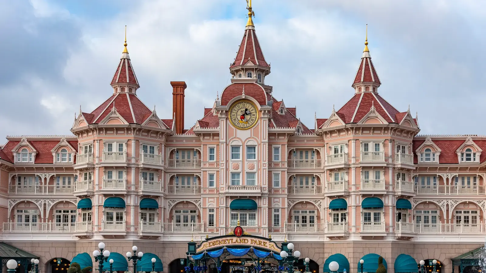 Disneyland Hotel above the entrance to Disneyland Park